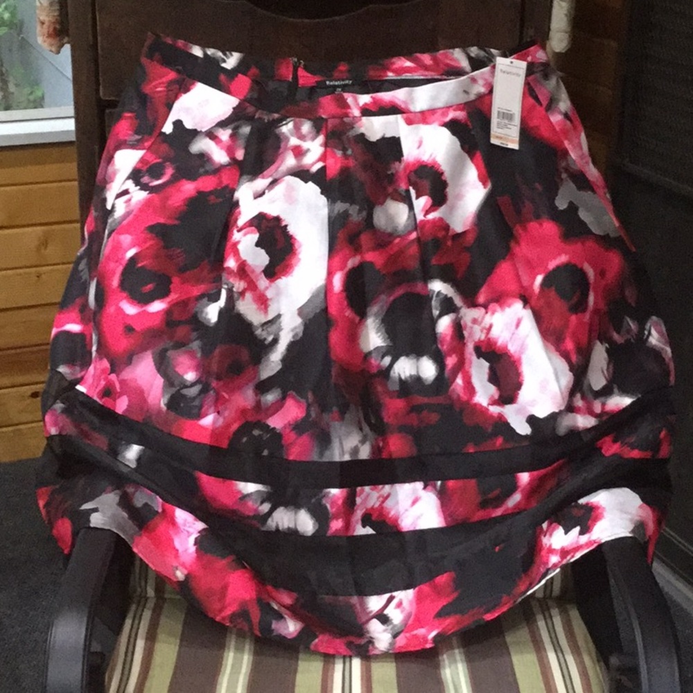 Relativity Skirt Sz 2X Red/Black Floral with Sheer Lower Strips NWT Gorgeous! ^9